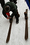 ...mit sehenswerten Ski aus den 30er Jahren 